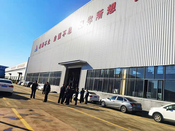 三梁四柱液壓機廠家現場